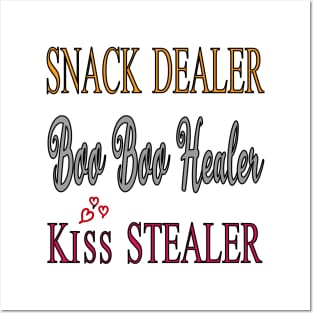 Snack Dealer Boo Boo Healer Kiss Stealer / Divertido mamá Camiseta / Mamá Camisa / Regalo del Día de las Madres / Camisa divertida mamá / Linda mamá camisa Posters and Art